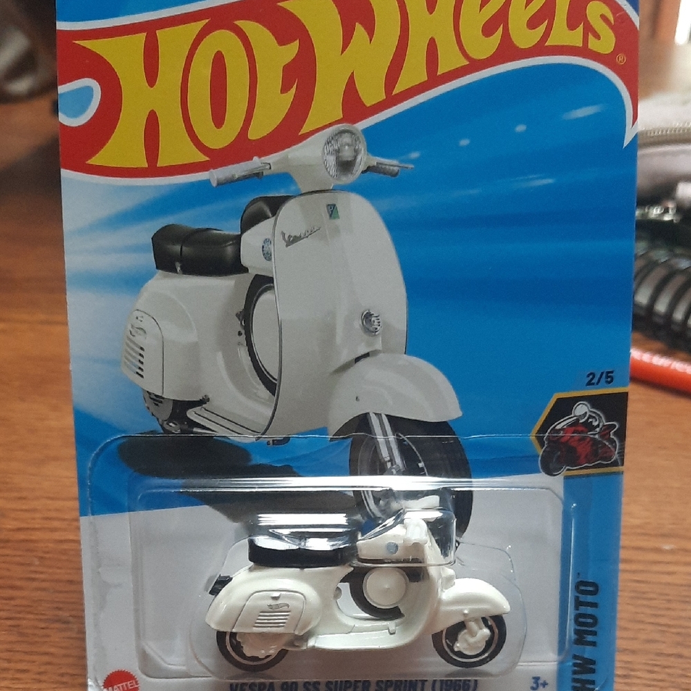Hot Wheels White Vespa 98 SS Super Sprint Toy